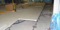 Montaż podłogi monolitycznej o wymiarach płyt 600x600 mm